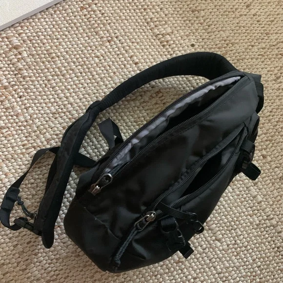 Atom Sling Bag 8L black - Picture 3 of 6
